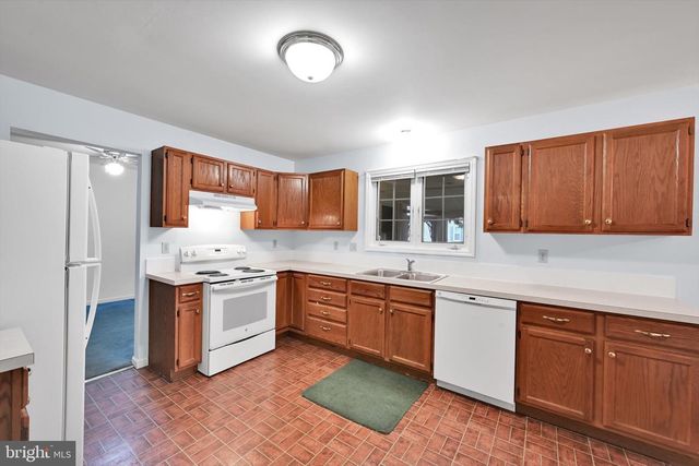 39 MANOR OAKS DR, Millersville, PA 17551