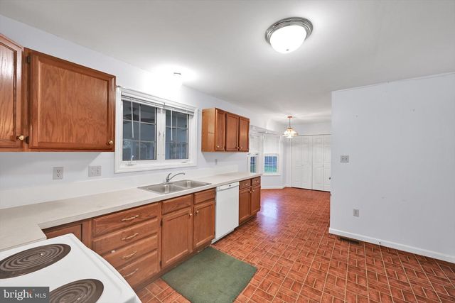 39 MANOR OAKS DR, Millersville, PA 17551