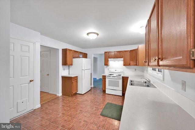 39 MANOR OAKS DR, Millersville, PA 17551