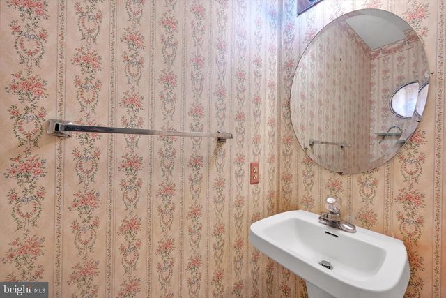 39 MANOR OAKS DR, Millersville, PA 17551