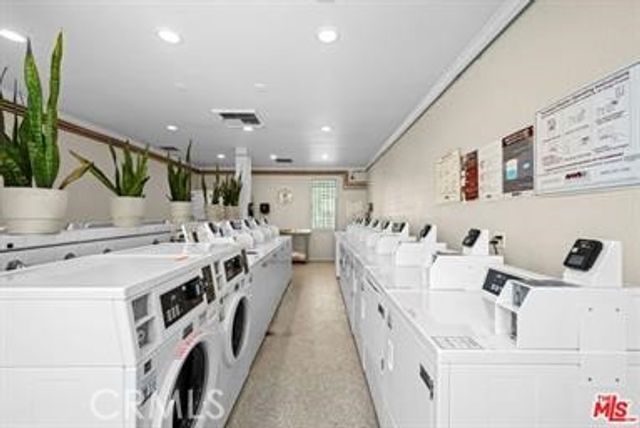 18645 Hatteras 206, Tarzana, CA 91356