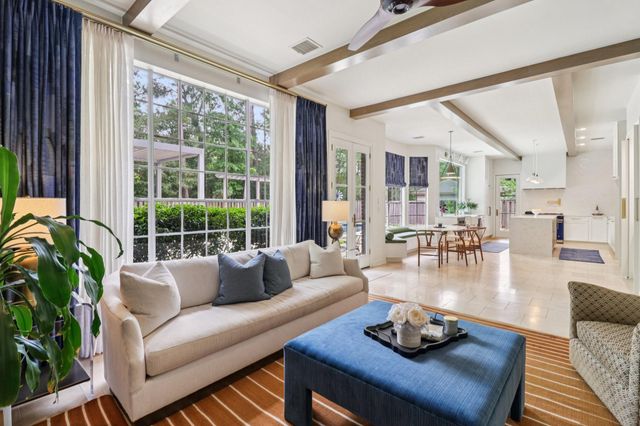 18 Woodmere Place, The Woodlands, TX 77381