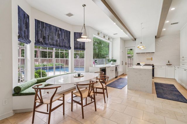 18 Woodmere Place, The Woodlands, TX 77381