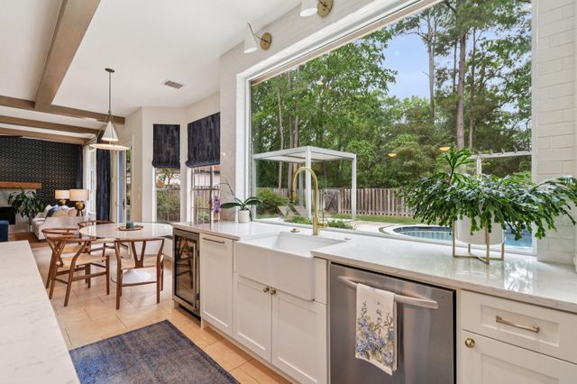 18 Woodmere Place, The Woodlands, TX 77381