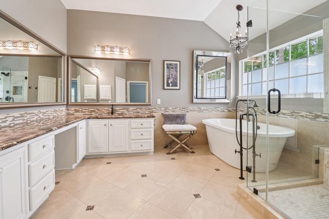 18 Woodmere Place, The Woodlands, TX 77381