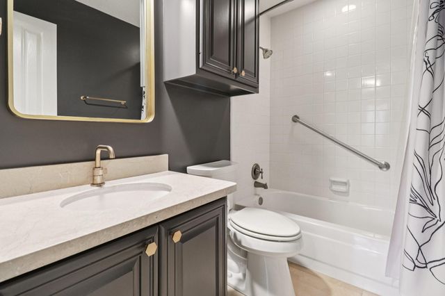 18 Woodmere Place, The Woodlands, TX 77381