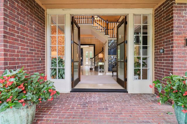 18 Woodmere Place, The Woodlands, TX 77381