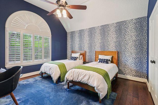 18 Woodmere Place, The Woodlands, TX 77381