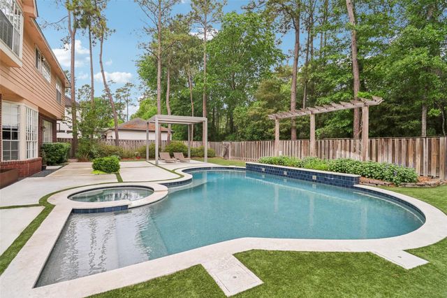 18 Woodmere Place, The Woodlands, TX 77381