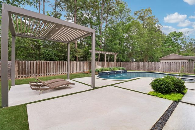 18 Woodmere Place, The Woodlands, TX 77381