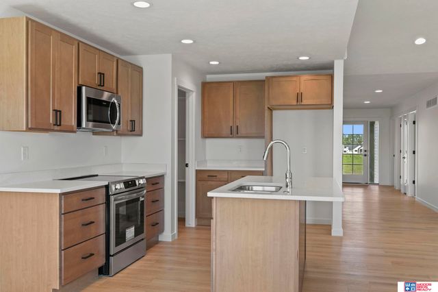 9111 Castle Pine Drive, Lincoln, NE 68516
