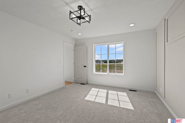 9111 Castle Pine Drive, Lincoln, NE 68516