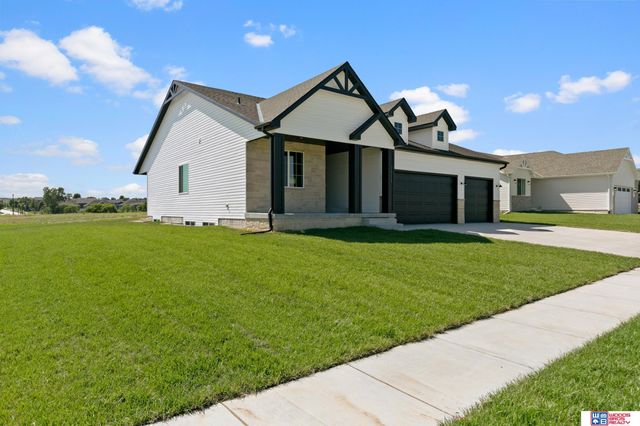 9111 Castle Pine Drive, Lincoln, NE 68516