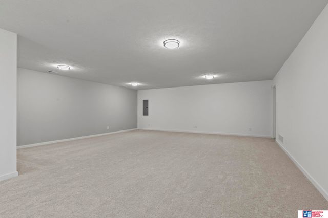 9111 Castle Pine Drive, Lincoln, NE 68516