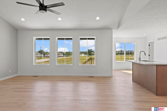 9111 Castle Pine Drive, Lincoln, NE 68516