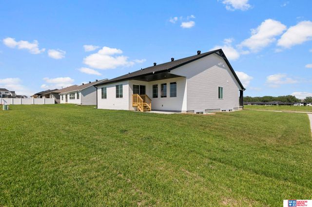 9111 Castle Pine Drive, Lincoln, NE 68516