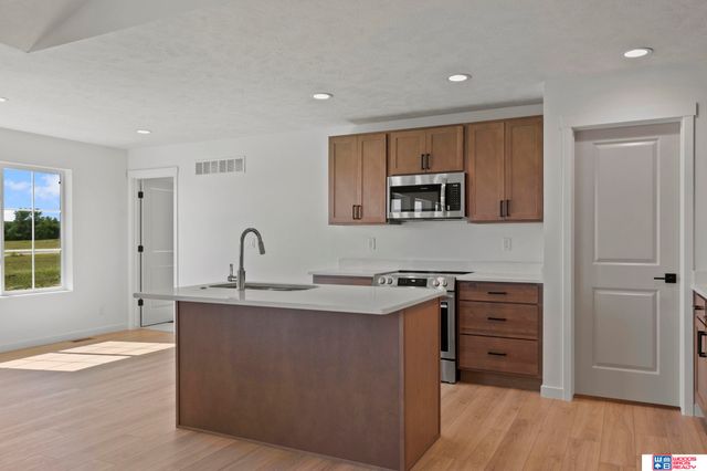 9111 Castle Pine Drive, Lincoln, NE 68516