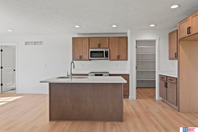 9111 Castle Pine Drive, Lincoln, NE 68516