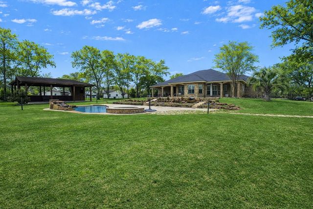 318 Sunrise Blvd, Angleton, TX 77515