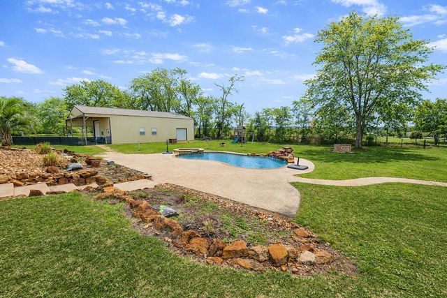 318 Sunrise Blvd, Angleton, TX 77515