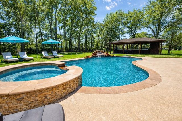 318 Sunrise Blvd, Angleton, TX 77515