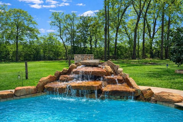 318 Sunrise Blvd, Angleton, TX 77515