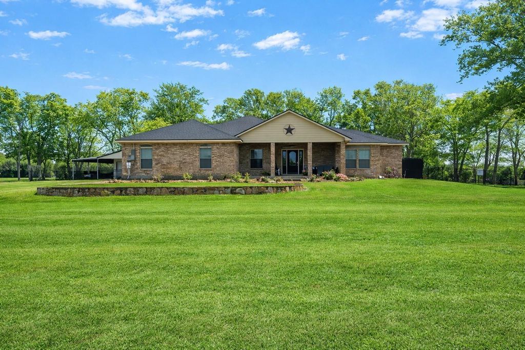 318 Sunrise Blvd, Angleton, TX 77515