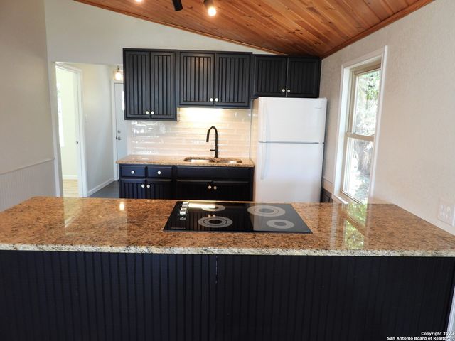 160 JONES BEACH DR, Lakehills, TX 78063