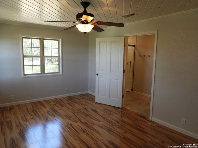 160 JONES BEACH DR, Lakehills, TX 78063