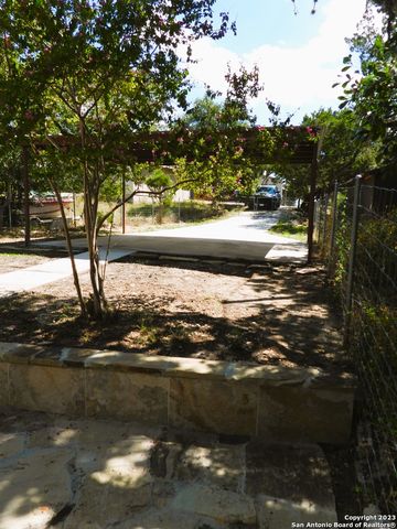 160 JONES BEACH DR, Lakehills, TX 78063