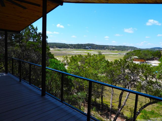 160 JONES BEACH DR, Lakehills, TX 78063