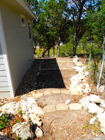 160 JONES BEACH DR, Lakehills, TX 78063