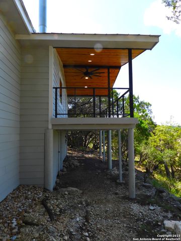 160 JONES BEACH DR, Lakehills, TX 78063