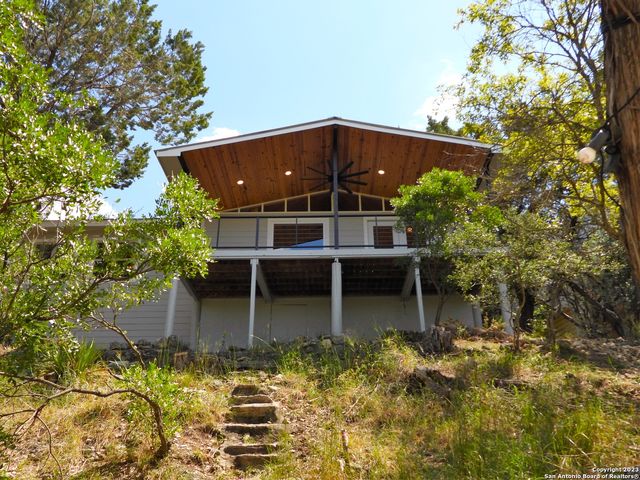160 JONES BEACH DR, Lakehills, TX 78063