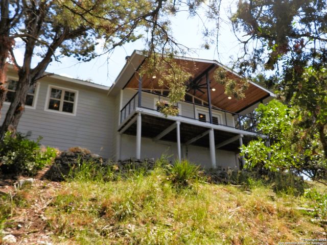 160 JONES BEACH DR, Lakehills, TX 78063