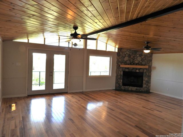 160 JONES BEACH DR, Lakehills, TX 78063