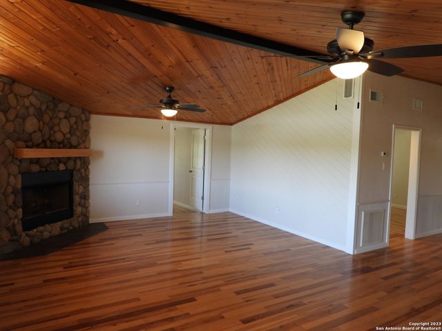 160 JONES BEACH DR, Lakehills, TX 78063