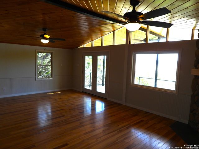 160 JONES BEACH DR, Lakehills, TX 78063