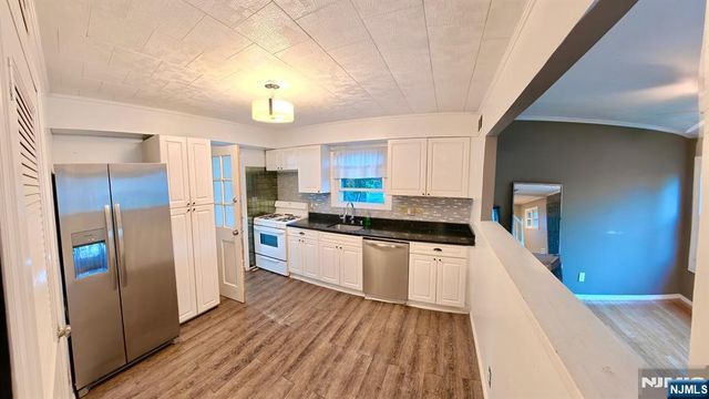 12 Central Avenue, Pompton Lakes, NJ 07442