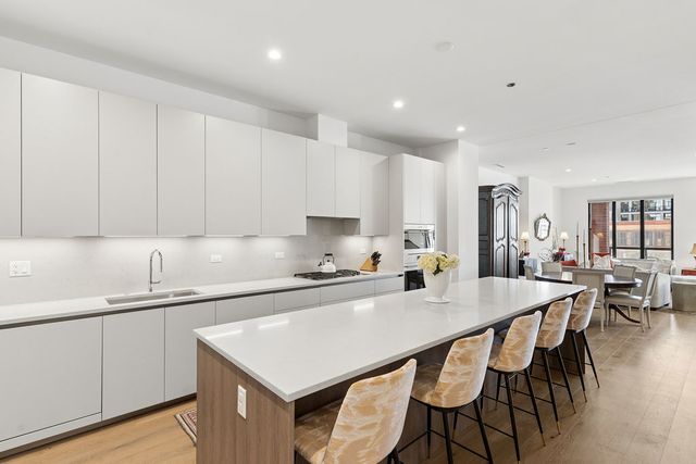 323 S Racine Avenue PHD, Chicago, IL 60607