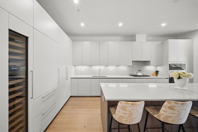 323 S Racine Avenue PHD, Chicago, IL 60607