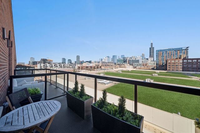 323 S Racine Avenue PHD, Chicago, IL 60607