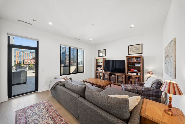 323 S Racine Avenue PHD, Chicago, IL 60607