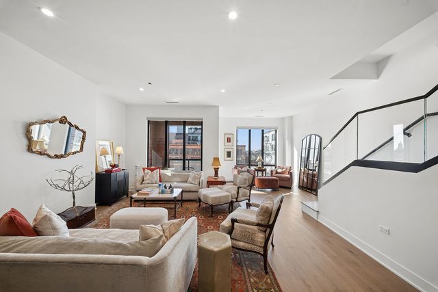 323 S Racine Avenue PHD, Chicago, IL 60607