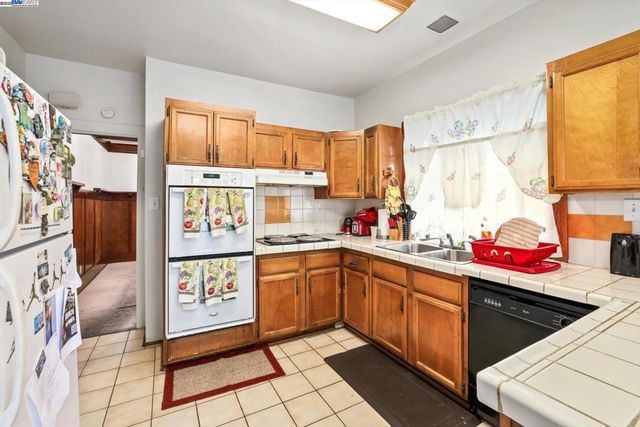 835 Apgar St, Oakland, CA 94608