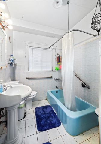 835 Apgar St, Oakland, CA 94608