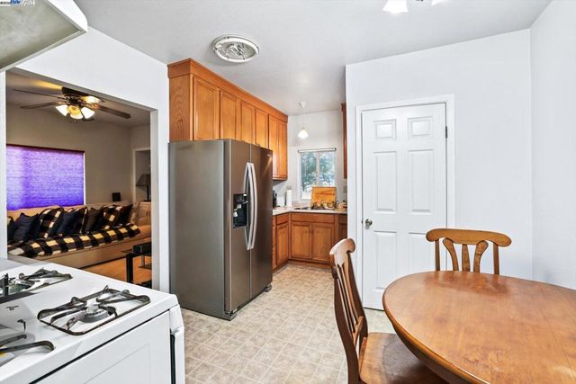 835 Apgar St, Oakland, CA 94608