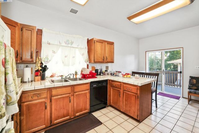 835 Apgar St, Oakland, CA 94608
