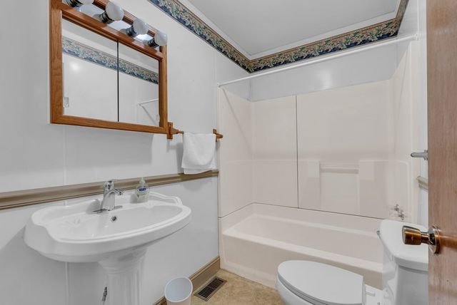1447 Dry Shave Rd, Mcminnville, TN 37110