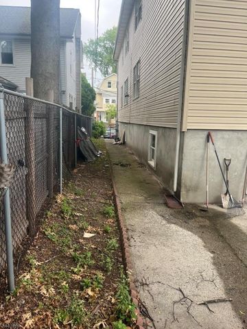 12 Cliff Hill Pl, Newark City, NJ 07106
